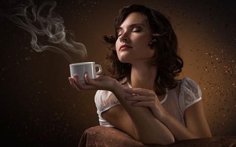 ئاياللار دائىم قەھۋە ئىچكەندە...