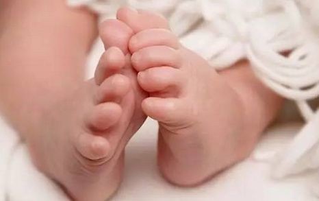 ئالتە ياشتىن كىچىك بالىلار پۇتىنى ئىسسىق سۇغا چىلىماسلىقى كېرەك