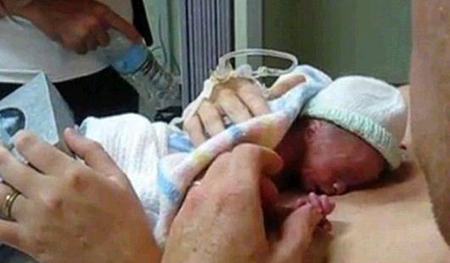 تۇغۇلۇپلا يۈرىكى توختاپ قالغان بوۋاق، ئانىسىنىڭ قۇچىقىدا...