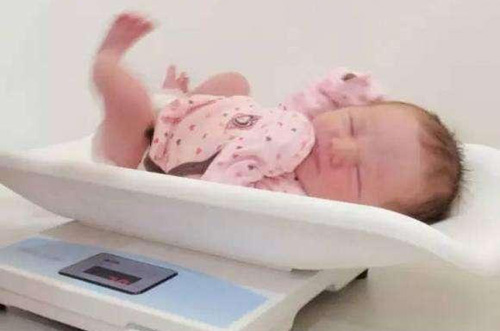 يىڭى تۇغۇلغان بوۋاقنىڭ بەدەن ئېغىرلىقى نىمىنى بىلدۈرىدۇ؟