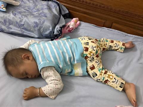 بوۋاقلارنىڭ دۈم يېتىپ ئۇخلىشىنىڭ پايدىلىق تەرىپىنى بىلەمسىز