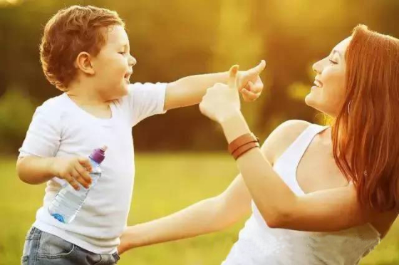 ئاتا-ئانىلارنىڭ بالىسىنى خاتا يولغا باشلايدىغان ئادەتلىرى