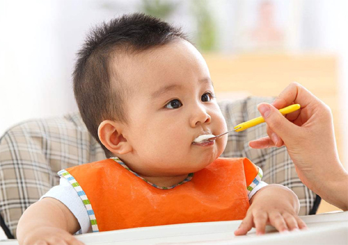 بوۋاقلارغا قوشۇمچە يىمەكلىكلەرنى قانداق يىگۈزۈش كىرەك