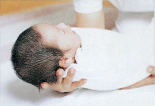 يىڭى تۇغۇلغان بوۋاقنىڭ بۇ يەرلىرىنى تۇتقاندا دىققەت قىلىش كىرەك